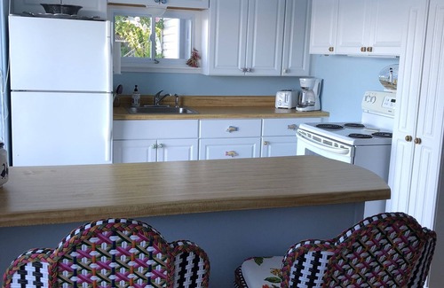 Romulus Cottage | Cayuga Lake Cottage "The Bermuda Sunrise"