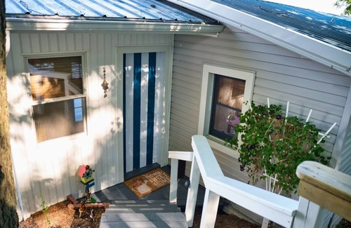 Romulus Cottage | Cayuga Lake Cottage "The Bermuda Sunrise"