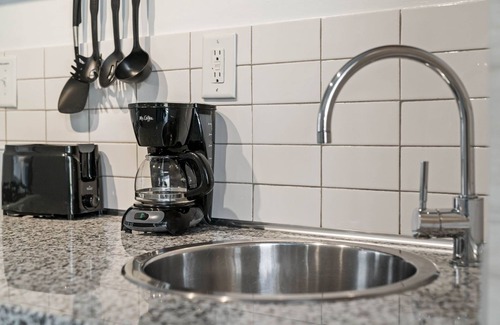Buckhead Apartment | (CCD) Convenient Studio only Blocks from Piedmont Hospital