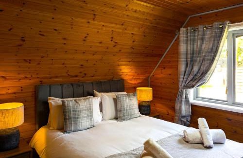 Almondbank House | Cear 2- Private Hot Tub- Perth-Pet Friendly Lodge