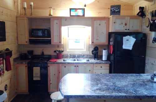 Franklin Cabin | Cedar Bear Cabin - Cozy Mountain View Couples Retreat - Paved Drive & Starlink!