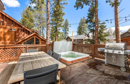 Truckee House | Cedar Crest at Winter Creek by Tahoe Getaways - 3BR, Walk to Ice Skating, Near Downtown and Northstar with Private Hot Tub!