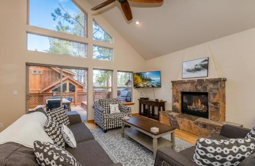 Truckee House | Cedar Crest at Winter Creek by Tahoe Getaways - 3BR, Walk to Ice Skating, Near Downtown and Northstar with Private Hot Tub!