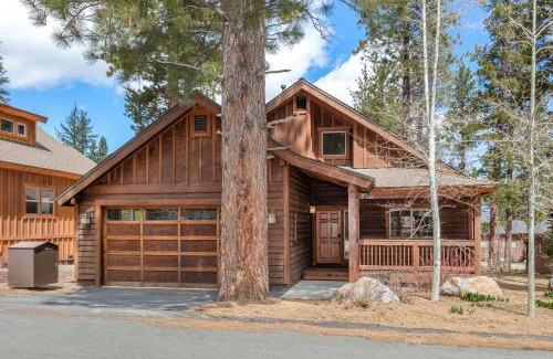 Truckee House | Cedar Crest at Winter Creek by Tahoe Getaways - 3BR, Walk to Ice Skating, Near Downtown and Northstar with Private Hot Tub!