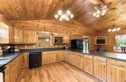 Logan Cabin | Cedar Hill Lodge 7 bedroom lodge up to 30 guests, 65 acres 1/2 mile from Old Man's Cave