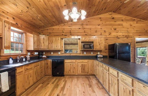 Logan Cabin | Cedar Hill Lodge 7 bedroom lodge up to 30 guests, 65 acres 1/2 mile from Old Man's Cave
