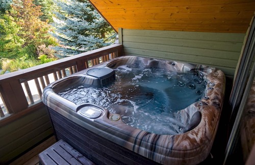 Upper Village Ski Chalet | CEDAR HOLLOW 11 | Ski-In, Ski-Out | Huge Living Space | Private Hot Tub & Garage
