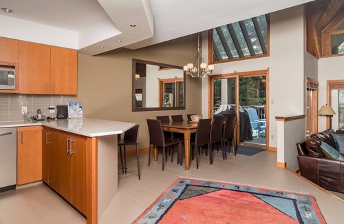 Upper Village Ski Chalet | CEDAR RIDGE 17 | Prime Ski-In, Ski-Out Location | Private Garage & Hot Tub