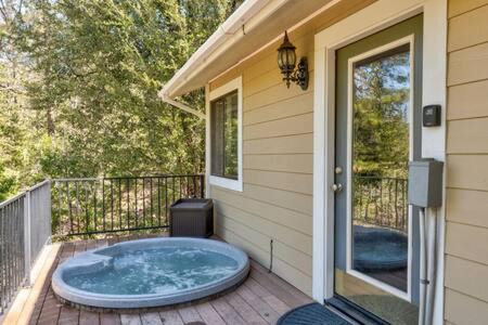Oakhurst House | Cedar Ridge Hot Tub BBQ Sleeps 8
