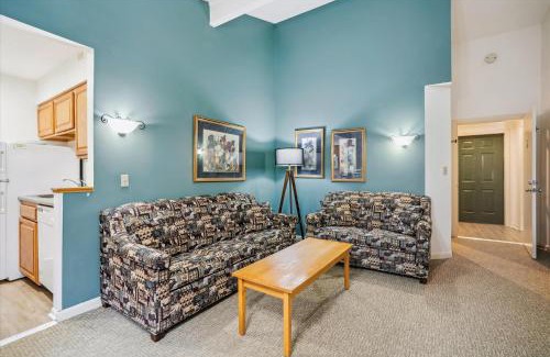 West Bridgewater Hotel | Cedarbrook Deluxe Two Bedroom Suite with outdoor heated pool 19110