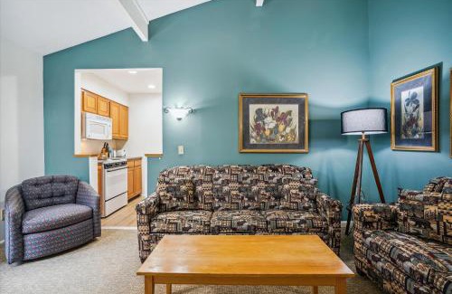 West Bridgewater Hotel | Cedarbrook Deluxe Two Bedroom Suite with outdoor heated pool 19110