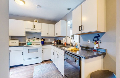 Center Conway Condo | Center Conway Retreat - skiing, hiking, seasonal pool & walk to the Saco River