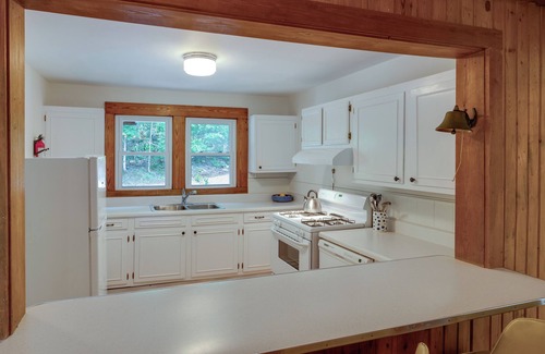 Sparta Cabin | Center Hill Couples Retreat Cabin: Lake View, Deck