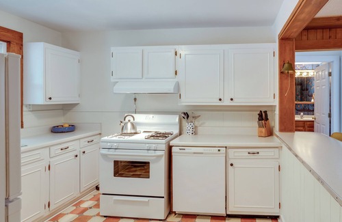 Sparta Cabin | Center Hill Couples Retreat Cabin: Lake View, Deck