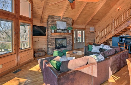 Smithville Cabin | Center Hill Lake Cabin w/ Hot Tub & Deck!