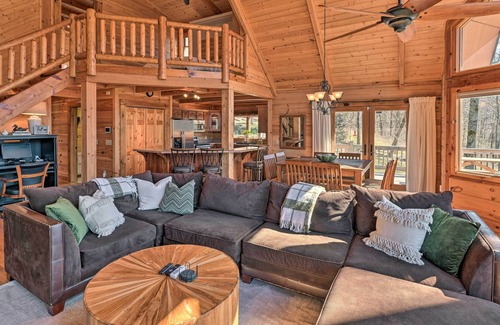Smithville Cabin | Center Hill Lake Cabin w/ Hot Tub & Deck!