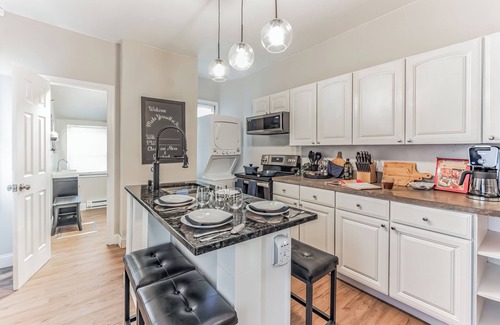 Allentown Apartment | CENTER OF IT ALL! Walkable to PPL center, bars,restaurants. FREE parking on-site
