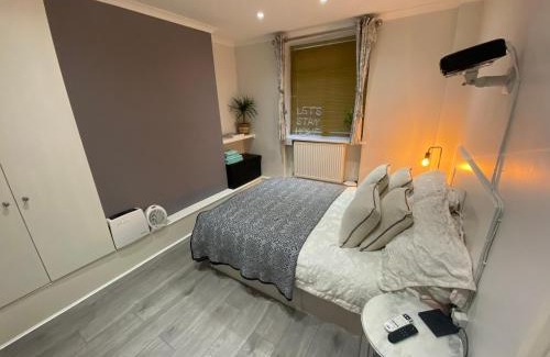 Addison Apartment | Central 1bedroom Apartment, connected via underground, overground and many bus routes
