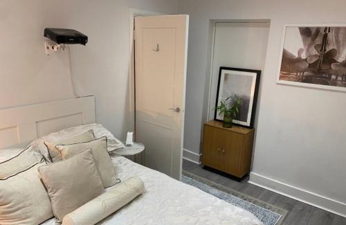 Addison Apartment | Central 1bedroom Apartment, connected via underground, overground and many bus routes