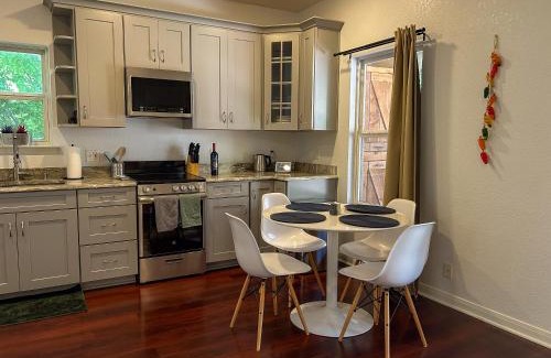 Alta Vista Apartment | Central 1br 1ba SA Casita w full kitchen & patio