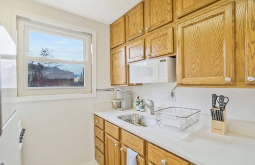 Radnor - Fort Myer Heights Apartment | Central 1BR Apt - mins to metro & DC