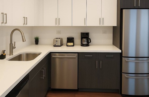 West Lakeview Apartment | Central 1BR Retreat S