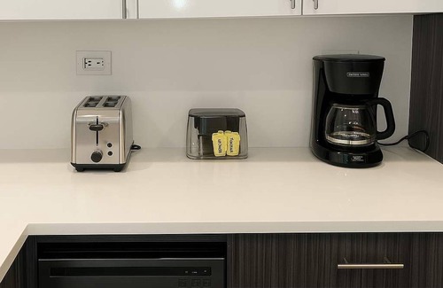West Lakeview Apartment | Central 1BR Retreat S