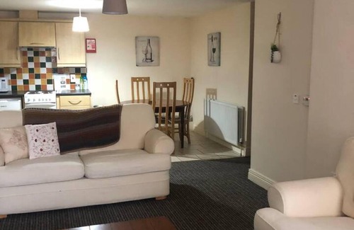 Londonderry Apartment | Central 2 Bed Apartment Above Great Derry Pub