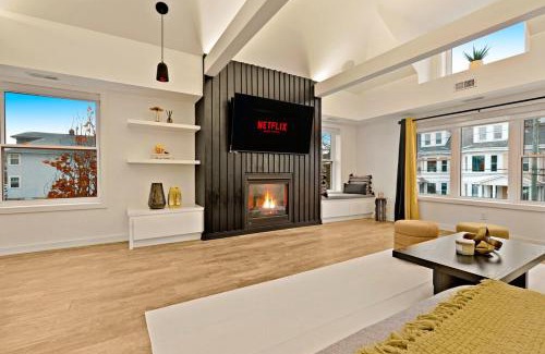 Downtown Apartment | Central and Luxury 2BR Suite with Den & BBQ, Sleeps 6!
