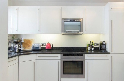 Holland Park Apartment | Central Apartment-sleeps 4-98 Walking Score