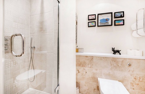 Holland Park Apartment | Central Apartment-sleeps 4-98 Walking Score