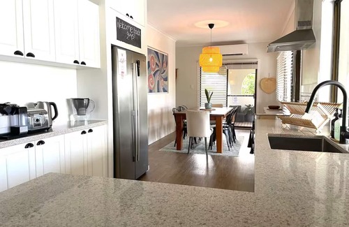 Tannum Sands Apartment | Central Beach Town Gem
