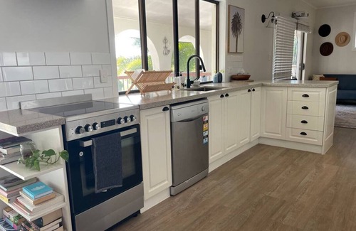 Tannum Sands Apartment | Central Beach Town Gem