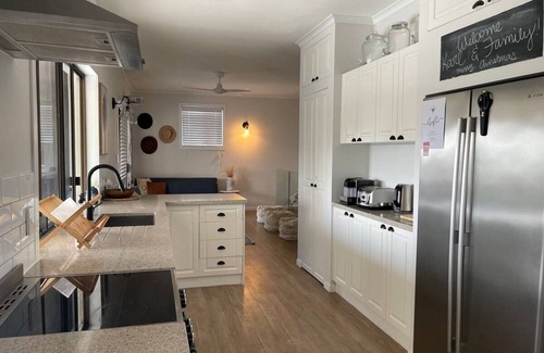 Tannum Sands Apartment | Central Beach Town Gem