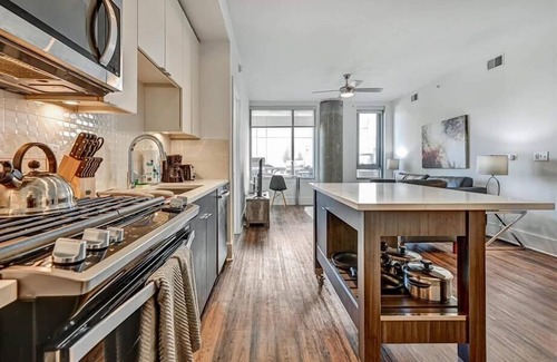 Garden Hills Apartment | Central Buckhead View | Luxe 2BR w/Pool& Full Kitchen
