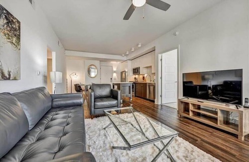 Garden Hills Apartment | Central Buckhead View | Luxe 2BR w/Pool& Full Kitchen