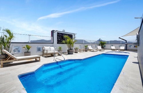 Parramatta Park Apartment | Central Cairns Studio with Rooftop Pool, City Views & Secure Parkin