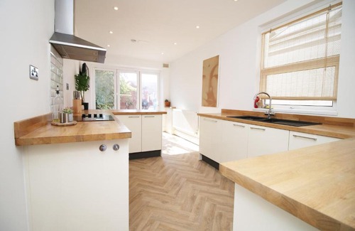 Cathays House | Central Cardiff - 3 Bedroom Home - Walk to Shopping Town Centre And Cardiff Castle