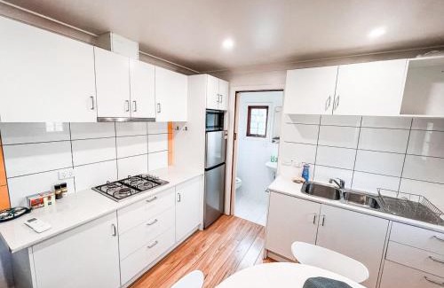 Castlemaine Apartment | Central Castlemaine studio on steam train line