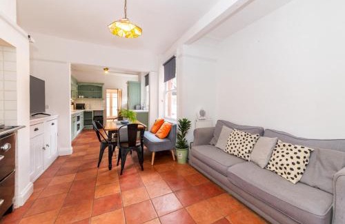 Caversham Apartment | Central Caversham Traditional English House Pass the Keys