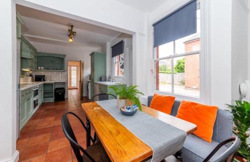 Caversham Apartment | Central Caversham Traditional English House Pass the Keys