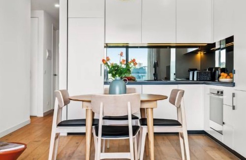 Cremorne Apartment | Central, Chic & Cool Richmond Apt. 2BR. Sleeps 6.