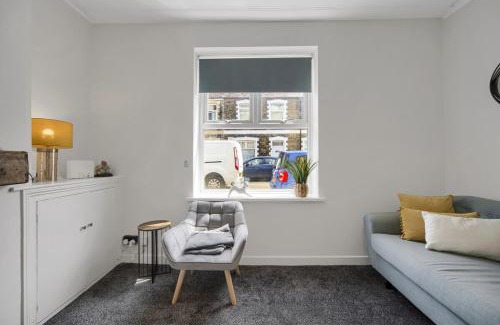 Adamsdown House | Central & Chic - Huge Home - Free WIFI & Parking