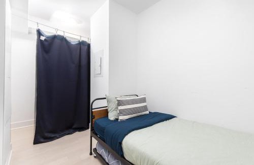 Bay Cloverhill Apartment | Central Downtown 1 and Den w 3 beds Sleeps 4 by UofT