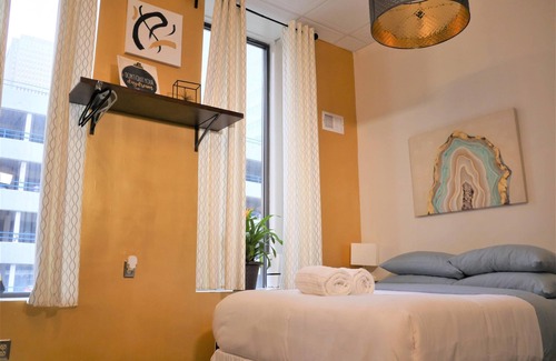 Downtown Pittsburgh Apartment | Central Downtown Queen Bed Walk to all Venues