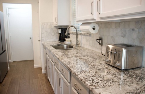 Euless House | Central, Familial, w/GAME Room, FIRE Pit, KING Bed ★ 4.6 mi from DFW Airport+