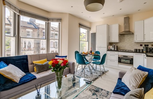 Coldharbour Apartment | Central Family Home: Sleeps 6, 5mins from Brixton Tube Station
