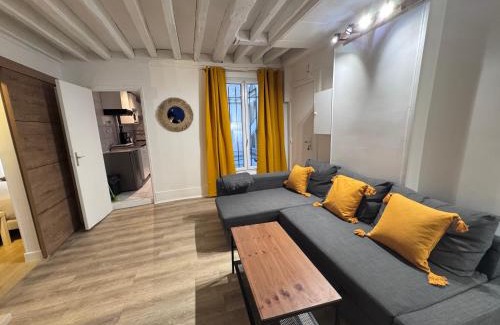 Quartier Sainte-Avoye Apartment | Central Flat for 7