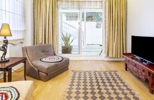 Gayrettepe Apartment | Central Flat with Backyard in Besiktas