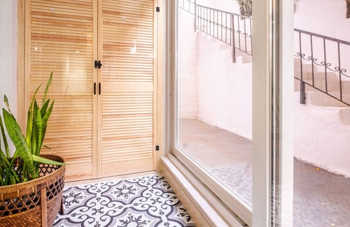 Gayrettepe Apartment | Central Flat with Backyard in Besiktas
